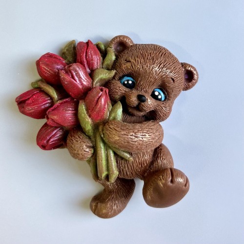 Фигура шоколадная "Мишка с тюльпанами"