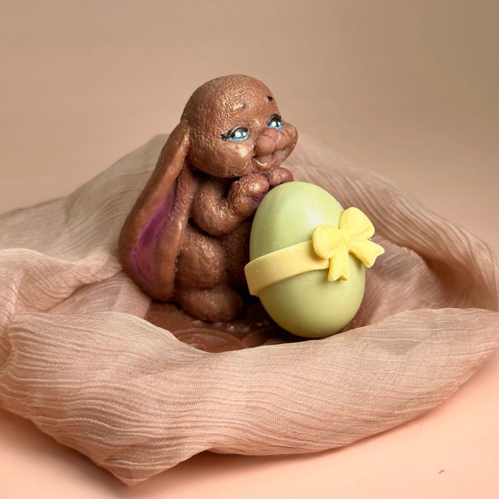Фигура шоколадная "Зайчишка с яйцом"