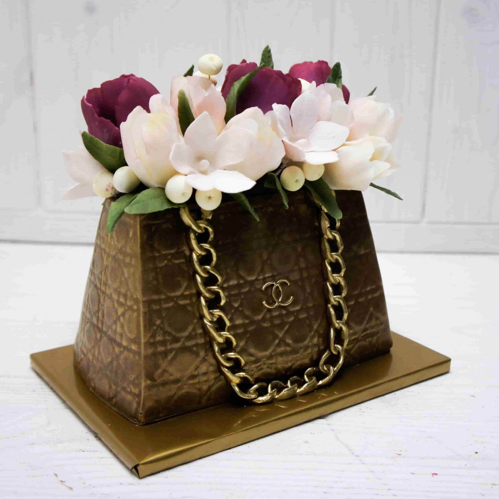 Шоколадная сумка "Шанель" с сахарными цветами ручной работы